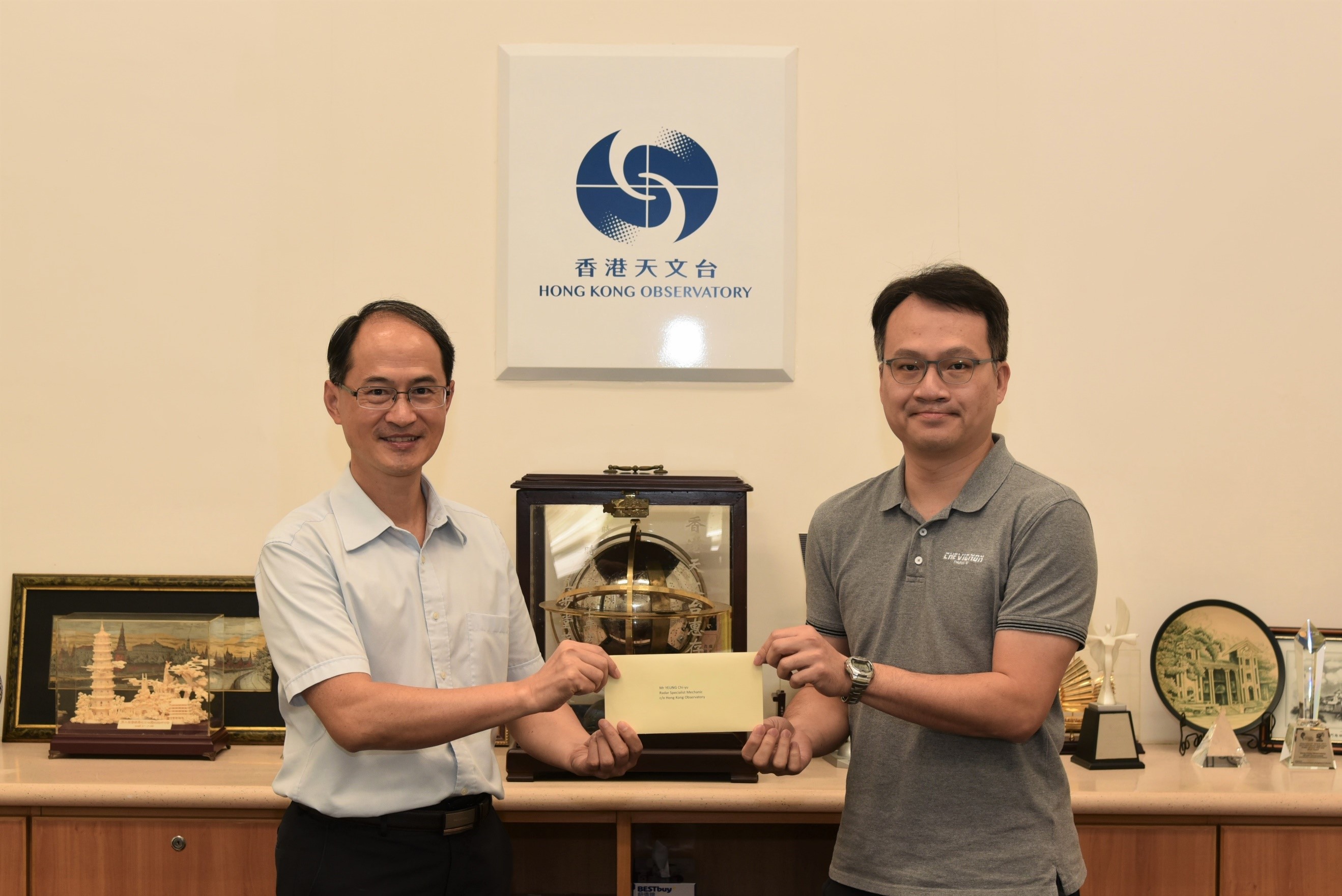 楊志宇先生(右)晉升為高級雷達機械師