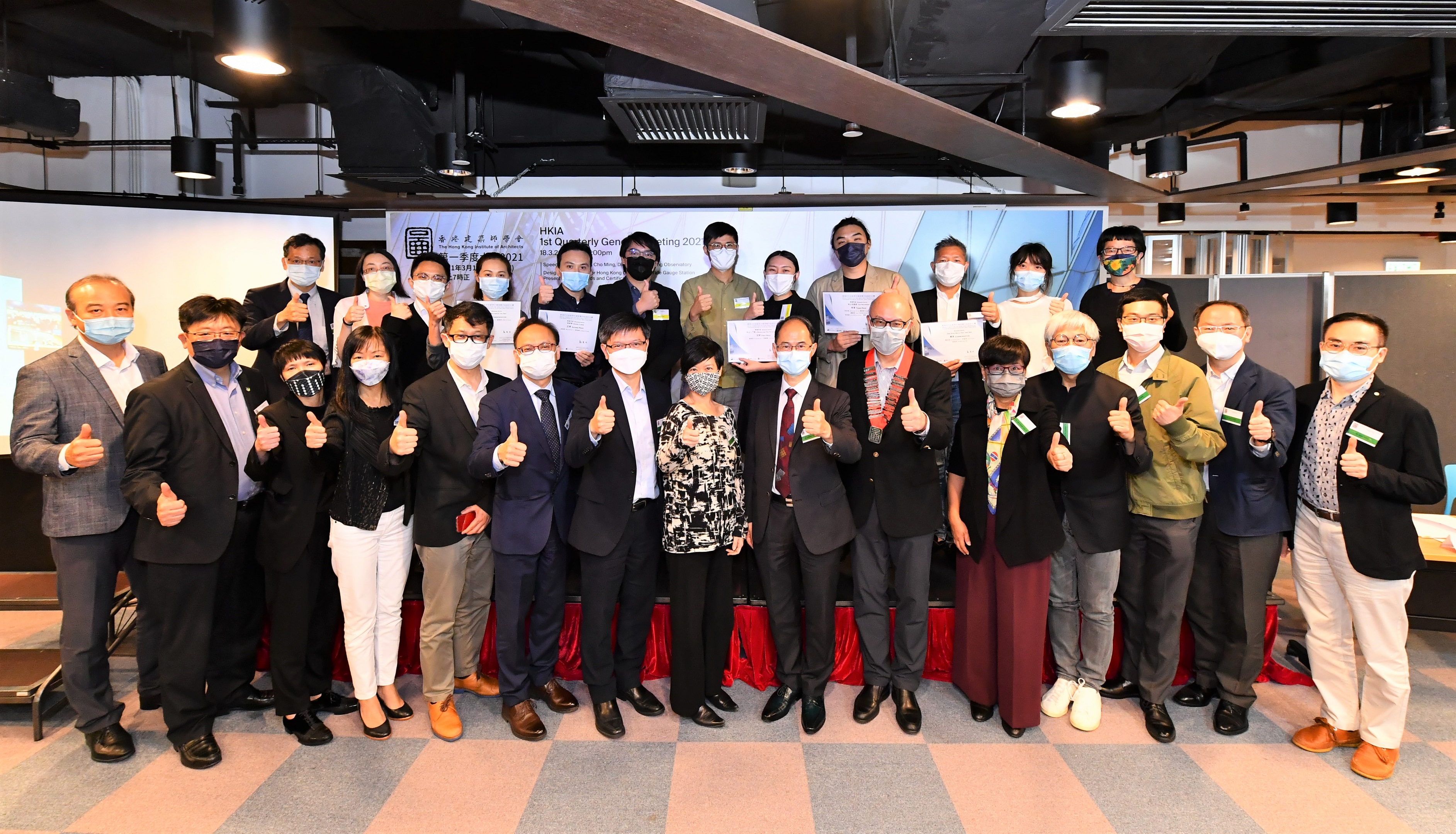 香港天文台台長鄭楚明博士(前排右七)及其他協辦單位代表與得獎者合照