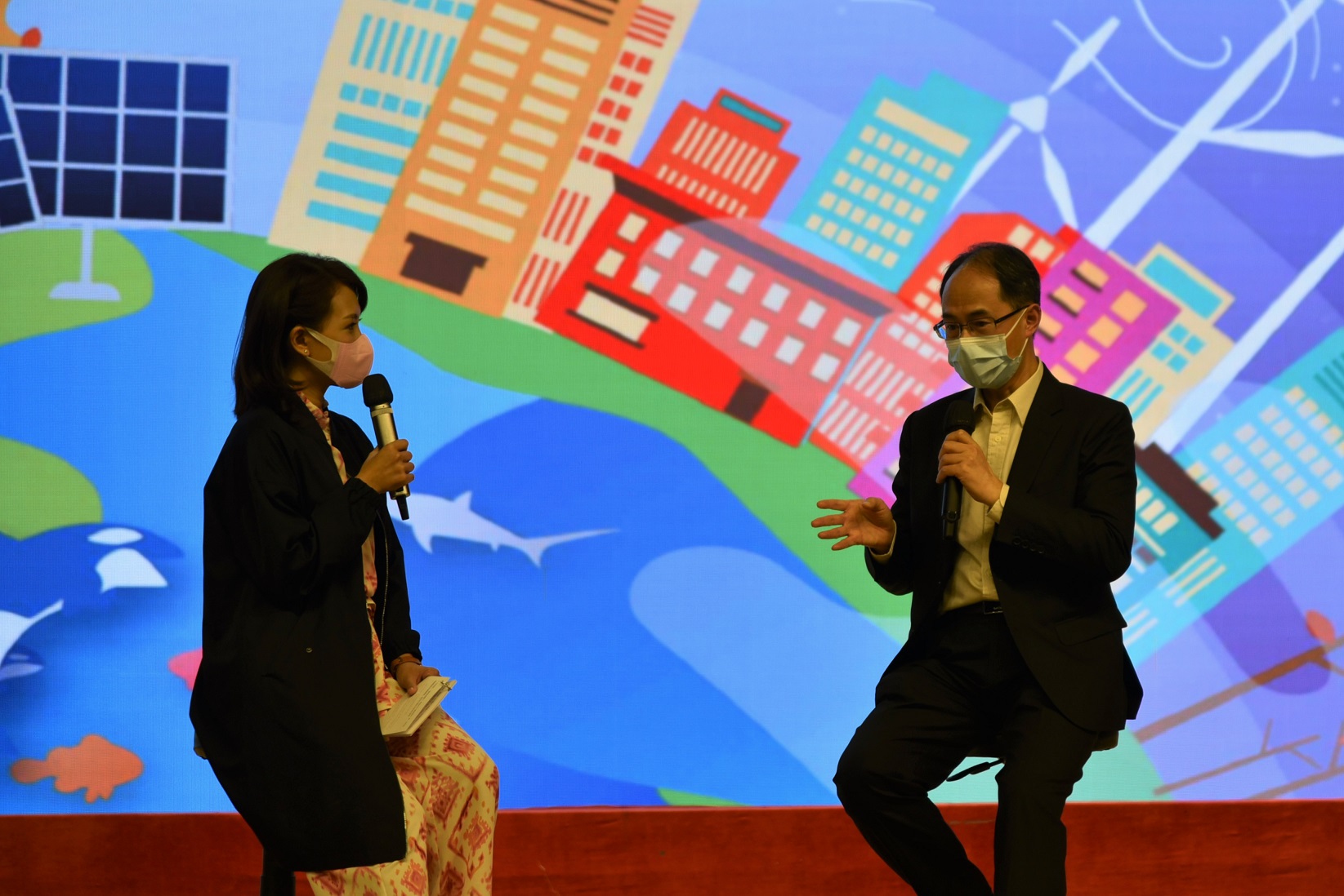 The Director of the Observatory, Dr Cheng Cho-ming (right), explained the relationship between global warming and extreme weather in the live webcast, and called on everyone to save energy and reduce waste, and contribute to environmental protection.