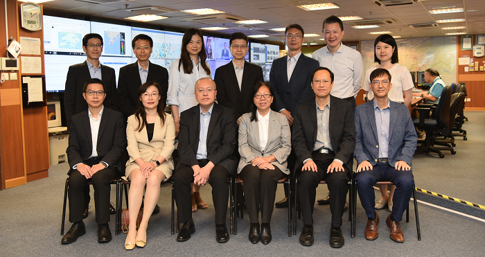 Chan Pak-wai (front row, third from the left), Director of the Observatory, and colleagues visited the Drainage Services Department (27 June 2023)
