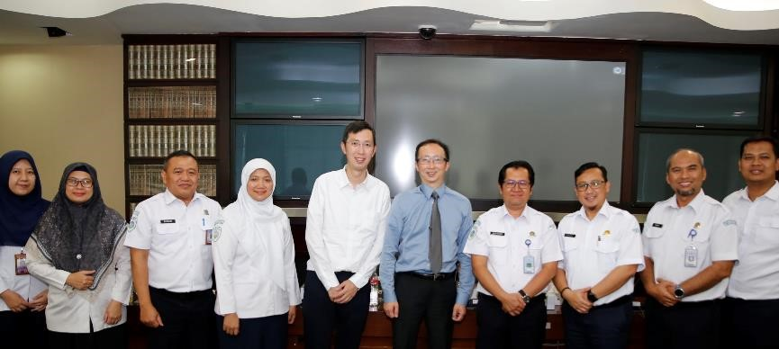 Lee Lap-shun (fifth from the right), Assistant Director, and Choy Chun-wing (fifth from the left), Acting Senior Scientific Officer of the Hong Kong Observatory, met with Andri Ramdhani (third from the right), Acting Deputy Head for Meteorology, Mohamad Muslihhuddin (fourth from the right), Director of Bureau for Legal and Organization, and other staff of BMKG.
