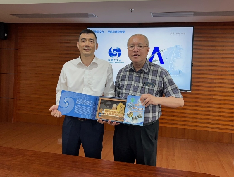 香港天文台台長陳栢緯（右）與中國民用航空局中南地區空中交通管理局局長聶建雄（左）進行會面。