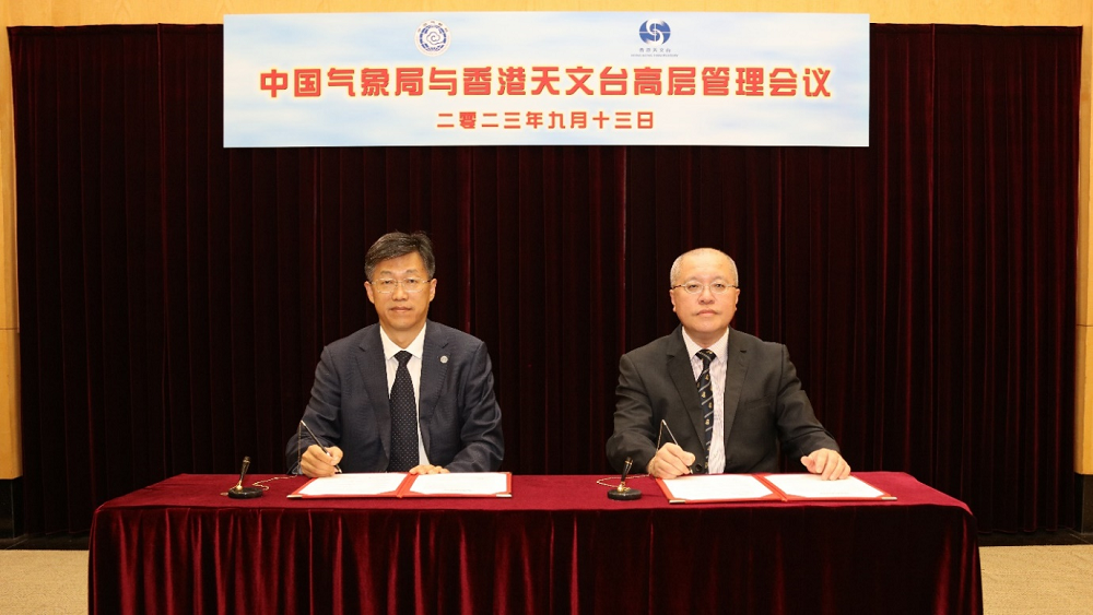 香港天文台台長陳栢緯博士(右)及中國氣象局局長陳振林博士(左)簽訂擴大的《氣象科技長期合作安排》。