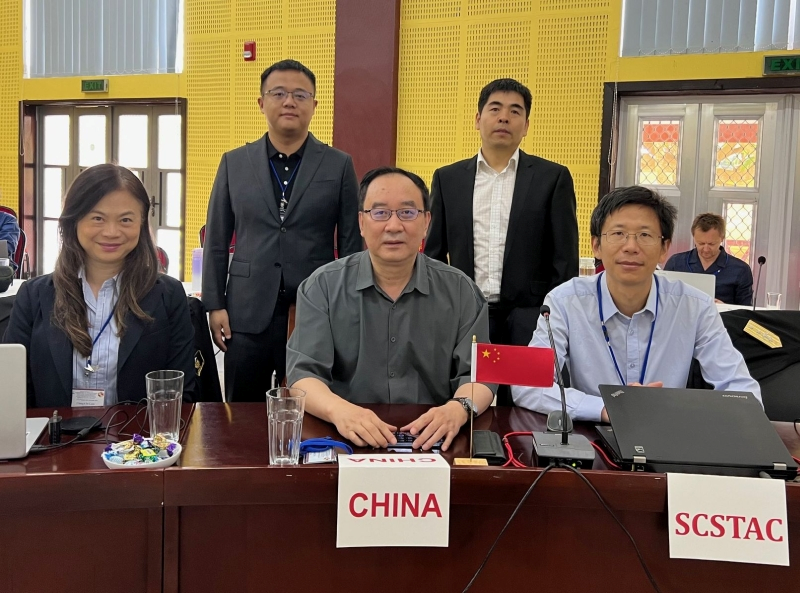 香港天文台高級科學主任林靜芝（左一）在國家海洋環境預報中心于福江主任（中）的率領下與其他中國代表團成員出席ICG/PTWS-XXX大會。