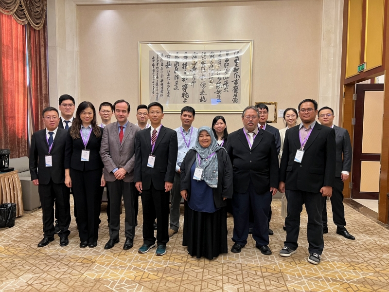 香港天文台高級科學主任林靜芝（前排左二）與出席WG-SCS XI會議的成員國代表和太平洋海嘯預警與減災系統政府間協調組技術秘書Öcal Necmioglu博士（前排左三）合照。