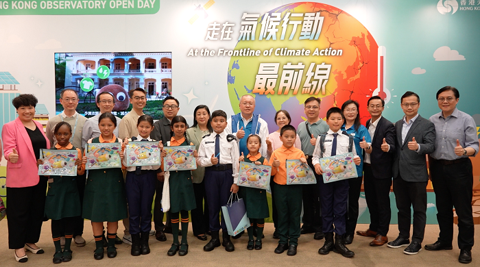 Ms Diane Wong Shuk-han (back row, sixth from right), Under Secretary for Environment and Ecology, members of the Yau Tsim Mong District Council, and uniformed groups attended the Observatory’s Open Day