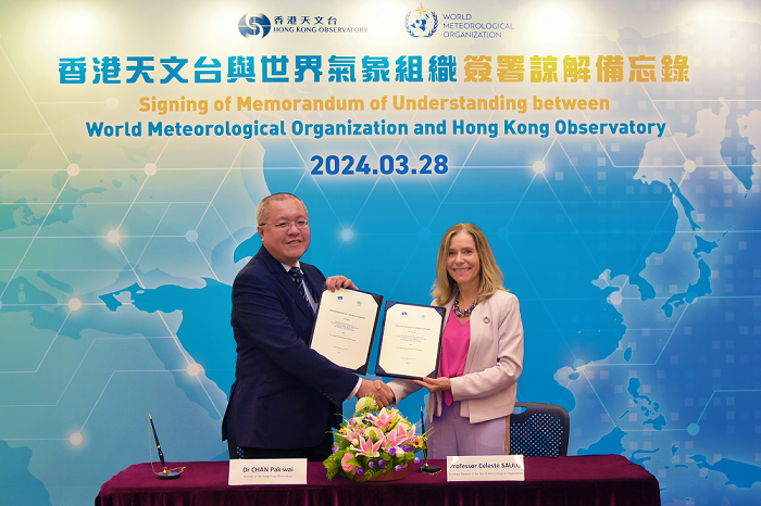 The Director of the Hong Kong Observatory, Dr Chan Pak-wai (left), and the Secretary-General of the WMO, Professor Celeste Saulo (right), signed an updated MOU.