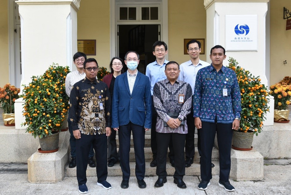 Mr Chan Sai-tick (front row, second from left), Assistant Director of the Hong Kong Observatory  with Mr Bambang Wijayanto (front row, second from right), Head of Aviation Meteorology Operational Management of BMKG, members of the delegation, and Observatory colleagues at the Headquarters.