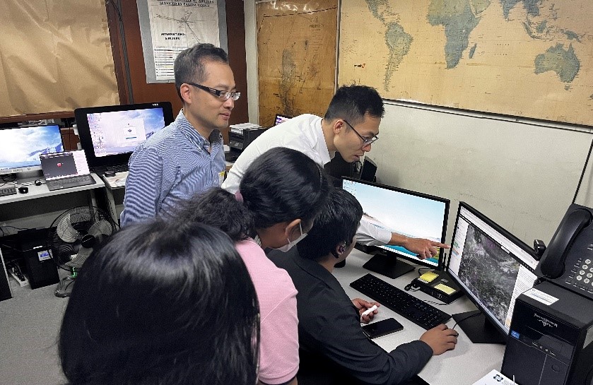 Observatory colleagues providing training to the meteorological service of the Philippines.