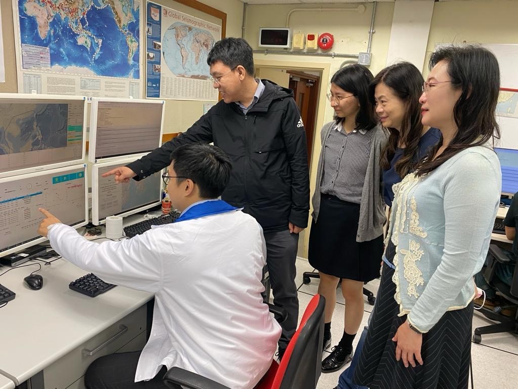 During the regular operation of the BSCSTAC, Dr Li Hongwei (second from left), an expert from the NMEFC, was invited to discuss the tsunami monitoring and alert system.