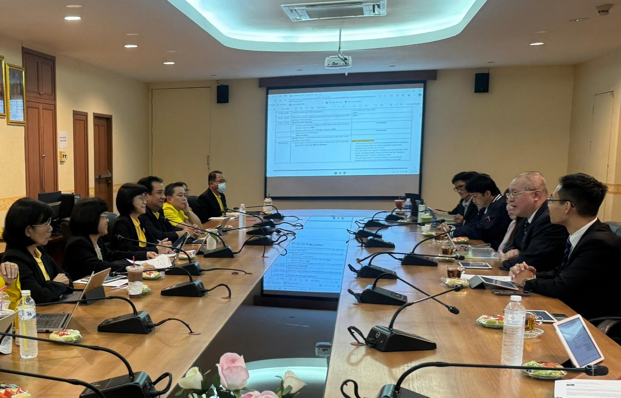 Observatory Director Dr Chan Pak-wai (second from right) and Ms Kornrawee Sitthichivapak, Director-General of the TMD (fourth from left), participated in an in-depth discussion on meteorological collaboration.