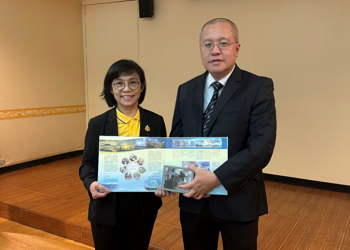 Observatory Director Dr Chan Pak-wai presented souvenirs to Ms Kornrawee Sitthichivapak, Director-General of the TMD.