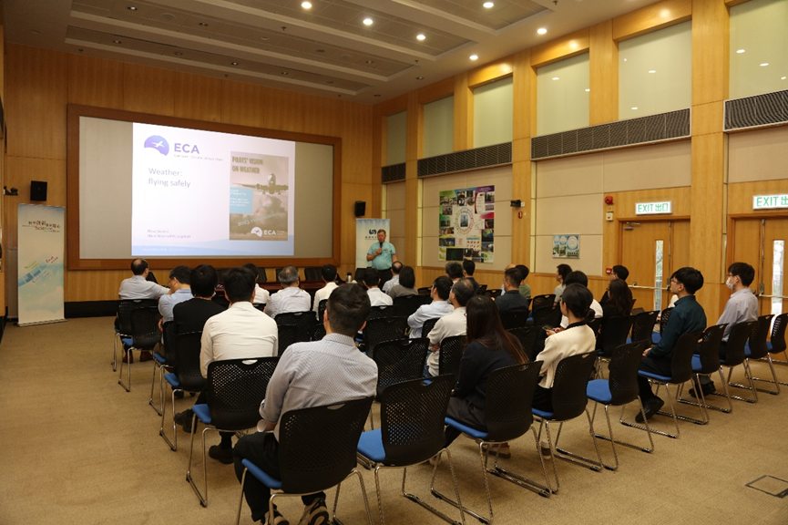 Expert Consultant of the Observatory Captain Klaus Sievers visits the Hong Kong Observatory