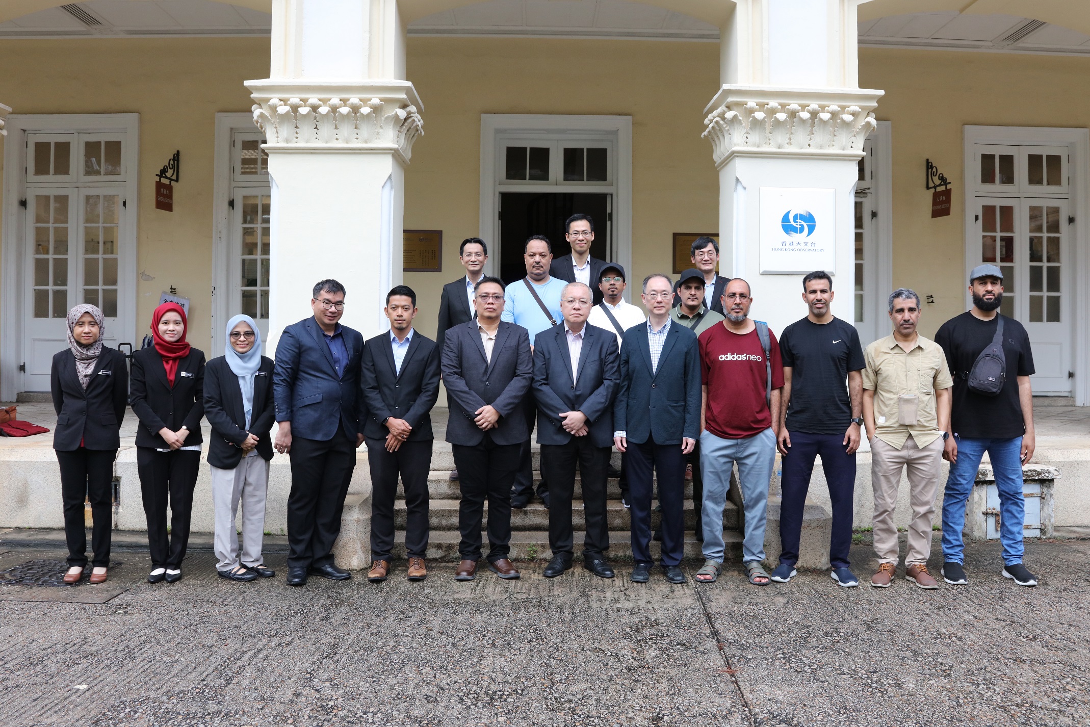 香港天文台台长陈栢纬博士（前排右六）与马来西亚气象局及阿曼苏丹国民航局的代表在香港天文台总部合照