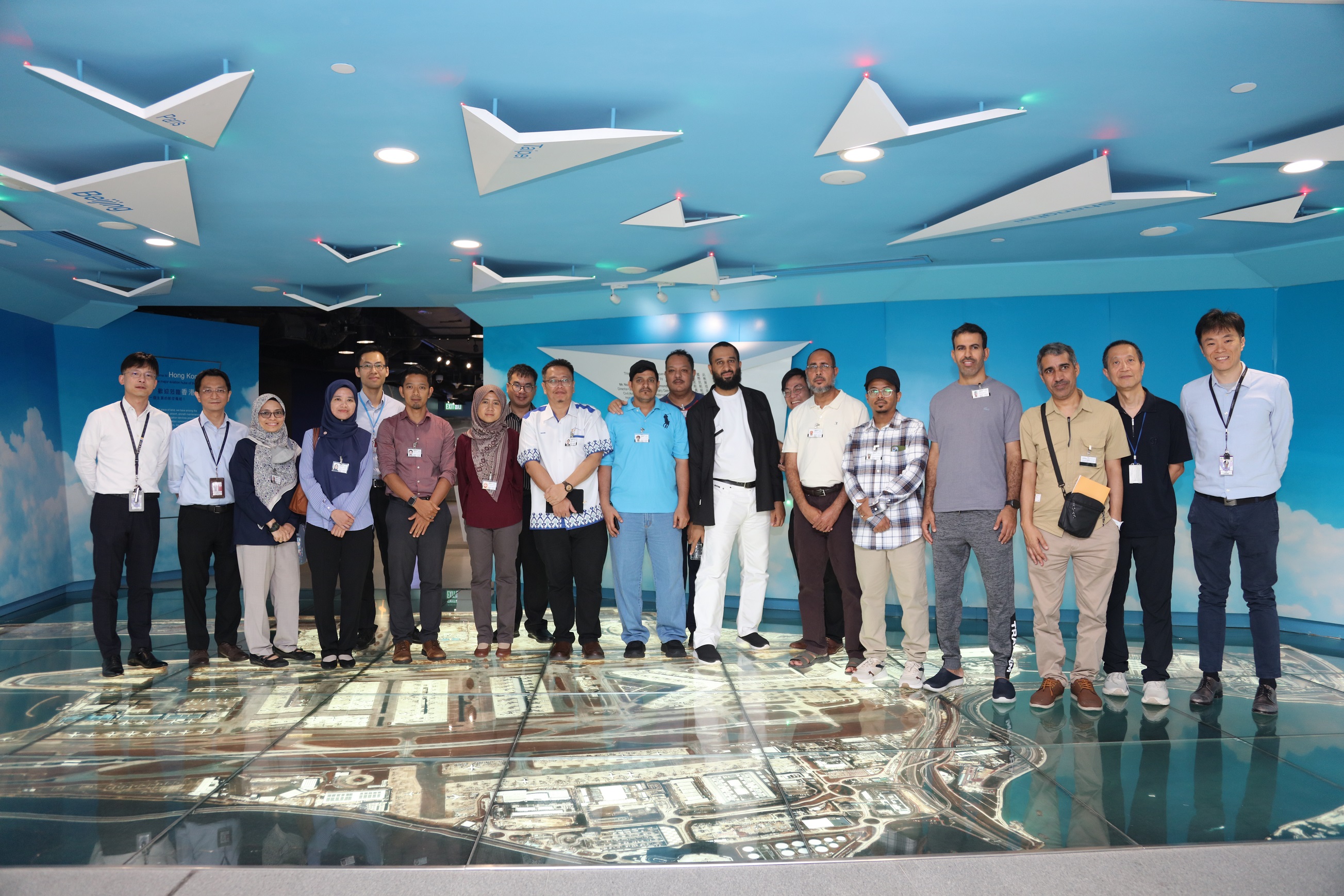 马来西亚气象局及阿曼苏丹国民航局的代表与香港民航处及香港天文台同事于民航处总部合照