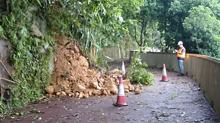 妮妲吹襲香港期間，白加道發生山泥傾瀉